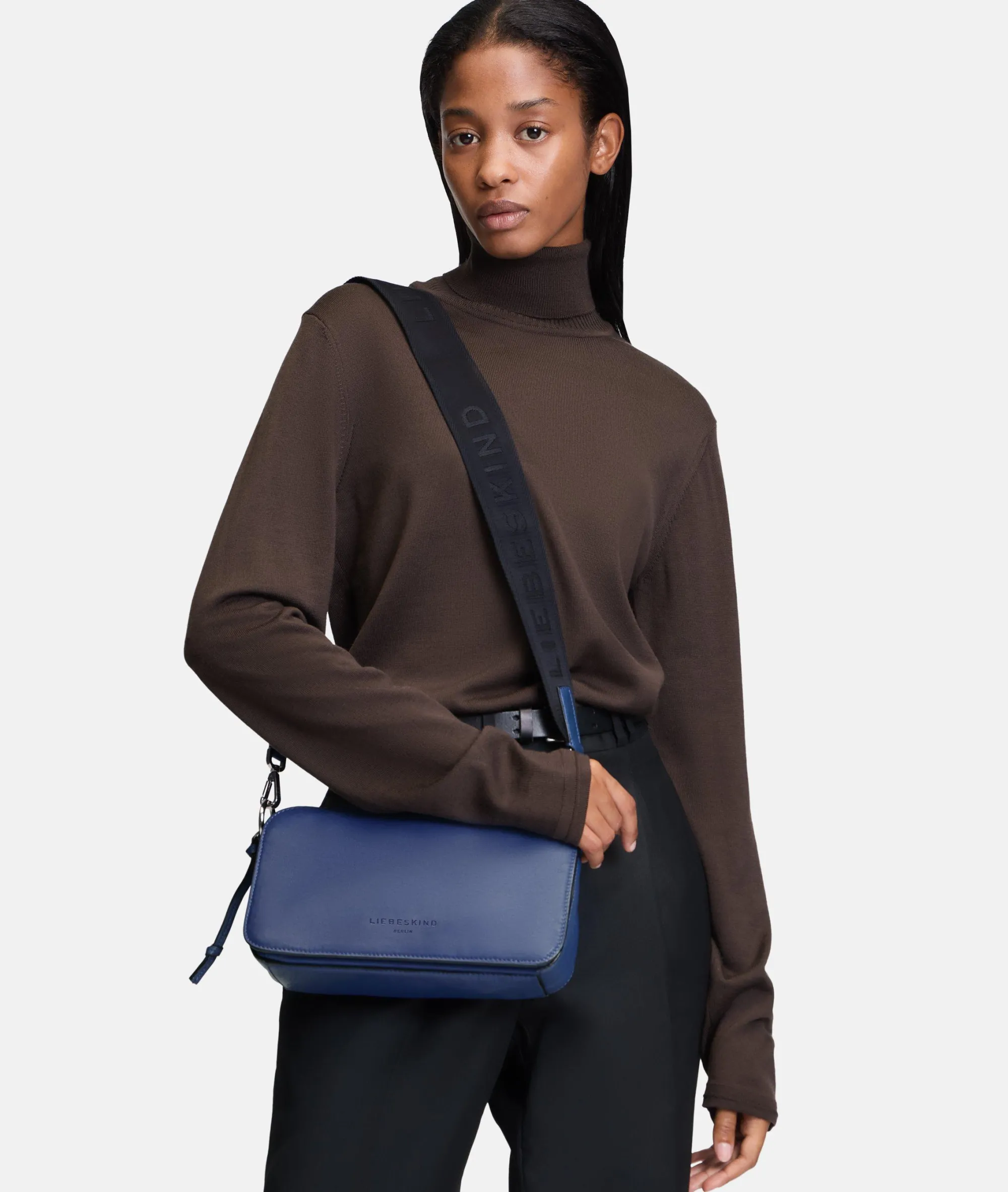 Outlet LIEBESKIND BERLIN Clarice Crossbody M royalblau