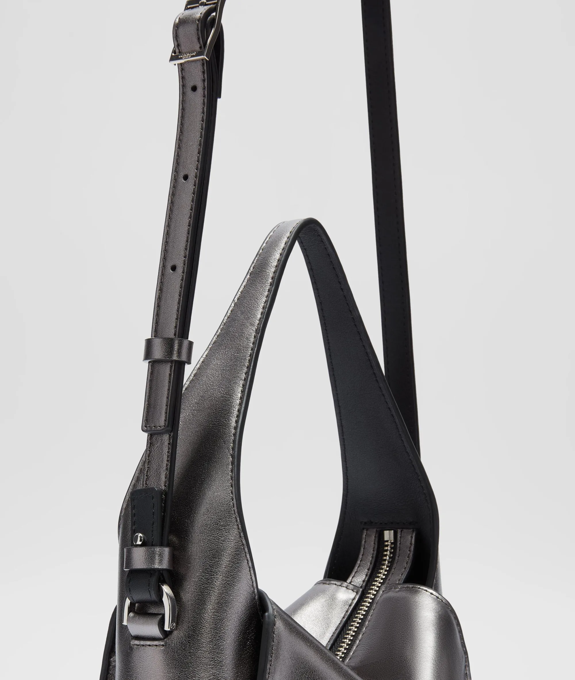 Hot LIEBESKIND BERLIN Metallic Lou Hobo XS silber